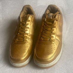 Men’s tennis shoes size 10.5 used good condition no box.   #12